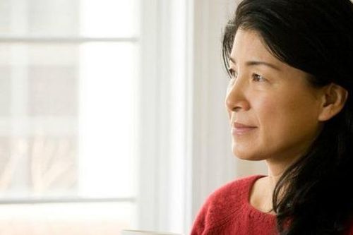 Mẹ ruột bệnh nặng, tôi bỏ về chăm sóc: Chồng đòi ly hôn, bố mẹ chồng dọa bệnh nhập viện