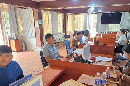 Xã miền núi vận hành chính quyền 2 cấp:'Chưa bao giờ tôi thấy việc làm giấy tờ lại dễ dàng như vậy'