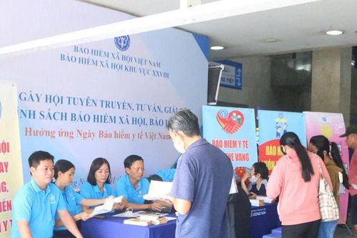 Tư vấn, giải đáp chính sách về bảo hiểm xã hội, bảo hiểm y tế cho bệnh nhân