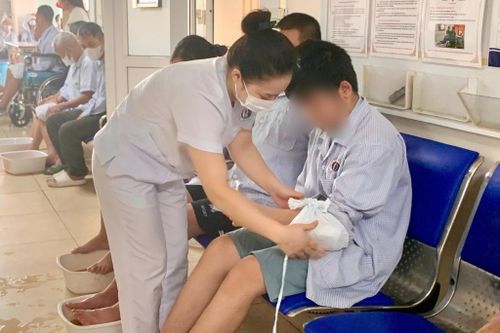Thiếu niên 14 tuổi liệt nửa người vì căn bệnh 'người già'