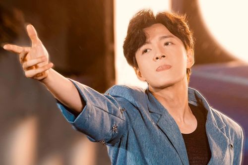 Ngô Kiến Huy bị chấn thương, phải ngồi xe lăn