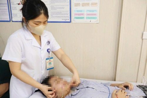 Méo miệng, lệch mặt sau khi nằm lâu trong phòng máy lạnh