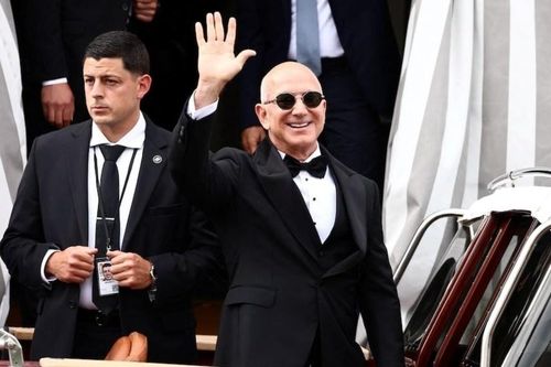 'Bộ lễ phục kinh khủng' khiến chú rể Jeff Bezos bị chế giễu