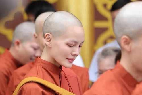 Minh tinh Thái Lan đi tu