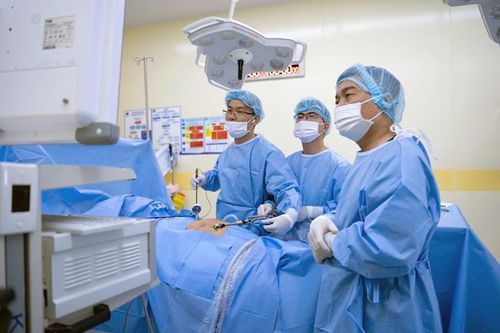 Ứng dụng thành công kỹ thuật nội soi hiện đại trong điều trị sỏi mật phức tạp cho người bệnh lớn tuổi