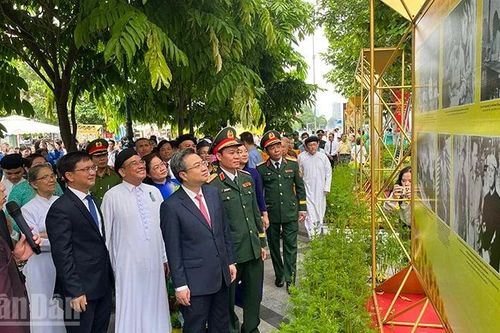 Khai mạc triển lãm 'Đồng chí Nguyễn Văn Linh - Nhà lãnh đạo kiên định và sáng tạo của cách mạng Việt Nam'