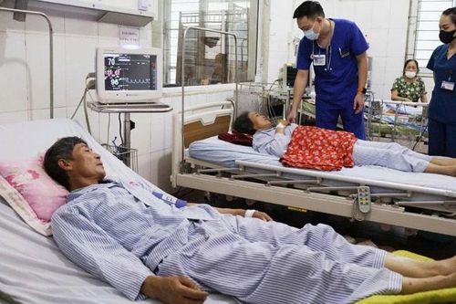 Bệnh viện đa khoa Thanh Oai (Hà Nội) cấp cứu thành công hai người bệnh bị sét đánh khi đang làm ruộng