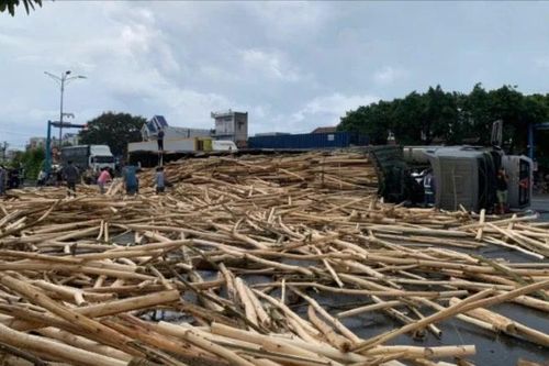 Lật xe chở gỗ keo ở Đắk Lắk, đè 1 người tử vong