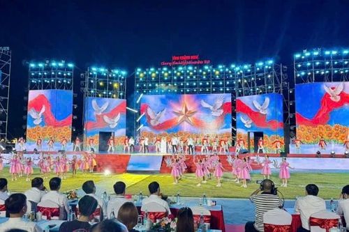 Chương trình nghệ thuật đặc biệt chào mừng chính quyền địa phương 2 cấp