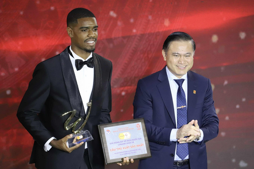 Alan nhận danh hiệu 'Cầu thủ xuất sắc nhất' V-League 2024-2025