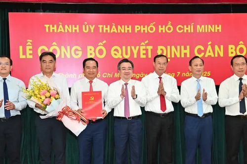 Ban Thường vụ Thành ủy TPHCM công bố và trao các quyết định nhân sự