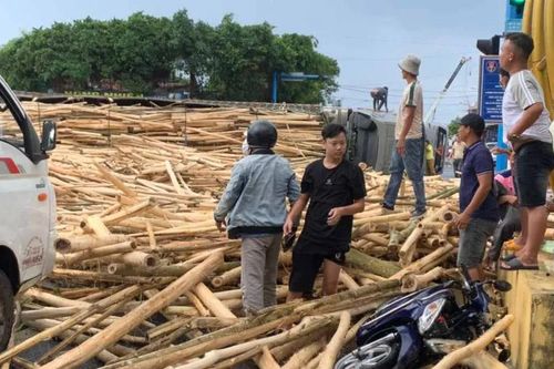 Lật xe đầu kéo đè người đi đường tử vong