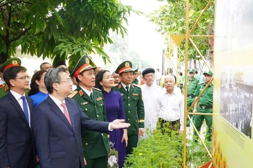 Triển lãm ảnh 'Đồng chí Nguyễn Văn Linh - Nhà lãnh đạo kiên định và sáng tạo của cách mạng Việt Nam'