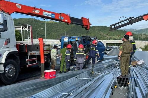 Xe tải lật ở lối ra cao tốc, 2 người tử vong tại chỗ