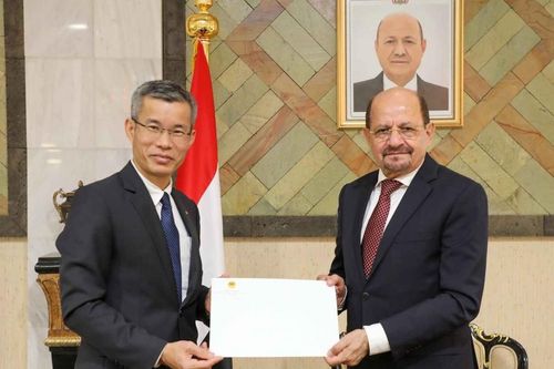 Đại sứ Hoàng Hữu Anh trình bản sao Thư ủy nhiệm lên Bộ trưởng Ngoại giao Yemen