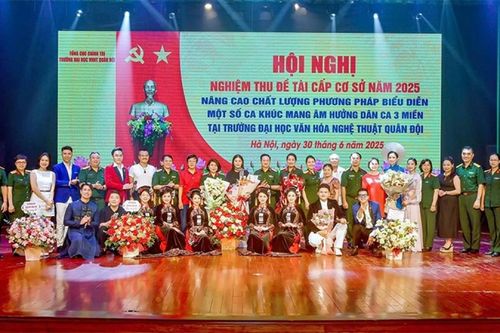 NSƯT Hương Giang để lại ấn tượng đặc biệt trong công tác giảng dạy, nghiên cứu và thực hành biểu diễn ca khúc mang âm hưởng dân ca