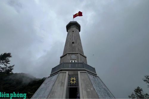 Điện Biên: Lưu giữ lá cờ đầu tiên tại cột cờ A Pa Chải sau 56 ngày treo