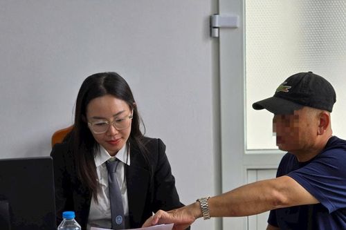 Người dân đến 'siêu phường' ở Hà Nội, được luật sư tư vấn miễn phí trình tự, thủ tục cấp sổ lần đầu từ 1/7