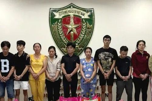 Phá đường dây sản xuất gần 70.000 chai dầu gió giả ở TPHCM