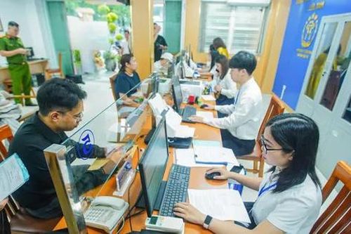 Hà Nội triển khai mô hình hai cấp: 'Tôi chỉ mất khoảng 10 phút hoàn tất thủ tục hành chính'