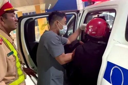 CSGT dùng xe đặc chủng đưa sản phụ đến bệnh viện an toàn
