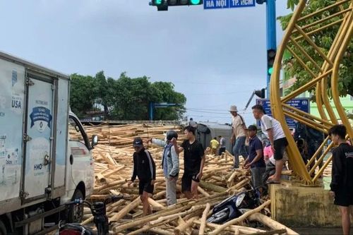 Xe chở gỗ keo bị lật trên Quốc lộ 1, đè 1 người tử vong