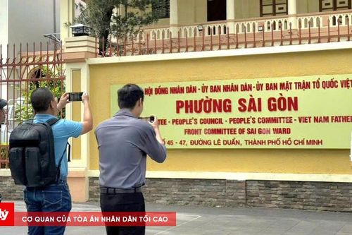 Đường phố TP.HCM rực rỡ cờ hoa, người dân thích thú check-in với bảng tên phường mới