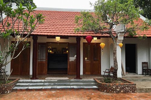 Vợ chồng Hà Nội cải tạo nhà cũ 40 năm thành nơi thờ tự, dạy con nhớ về cội nguồn