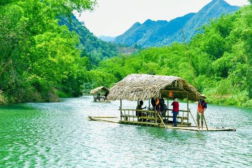 Du khách ngồi bè tre mê mẩn ngắm 'Sa Pa thu nhỏ' ở Thanh Hóa