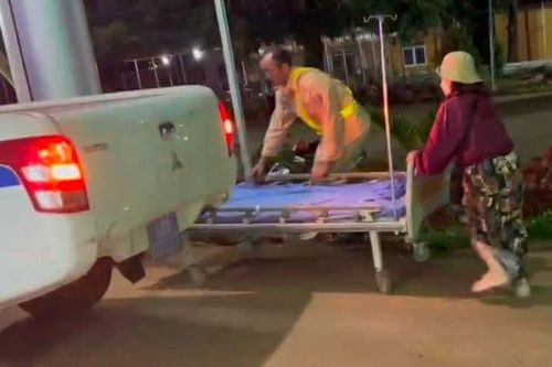 Cảm động chuyện sản phụ 'mẹ tròn con vuông' trên xe đặc chủng