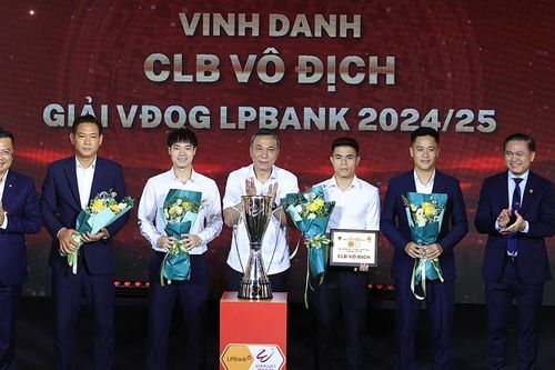 Hoàng Đức và Alan Grafite xuất sắc nhất mùa giải 2024/25
