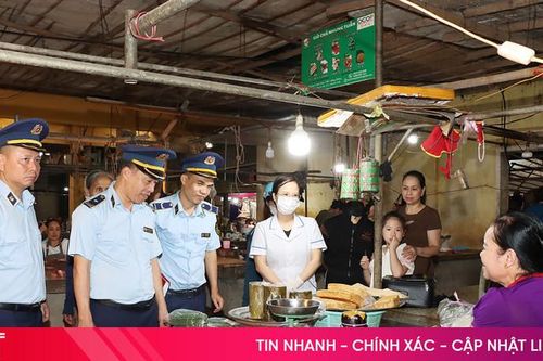 Kiểm tra chất phụ gia cấm trên bún, giò, bánh tại chợ Hôm