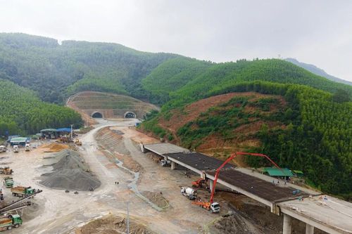 Nhà thầu nỗ lực thi công ngày, đêm để hoàn thành hàng loạt dự án cao tốc