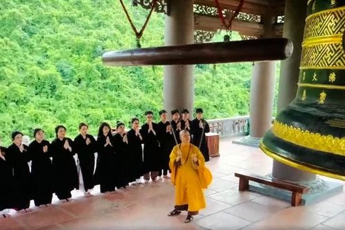 Đúng 6 giờ sáng ngày 1/7, các chùa trên toàn quốc cử chuông, trống cầu quốc thái dân an