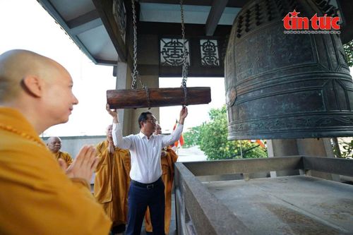 TP Hồ Chí Minh: Người dân đến chùa chờ nghe ba hồi chuông trống bát nhã trong ngày lịch sử 1/7