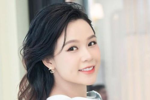 'Hot girl đời đầu' lộ vòng 2 to bất thường, nghi vấn mang bầu lần 2?