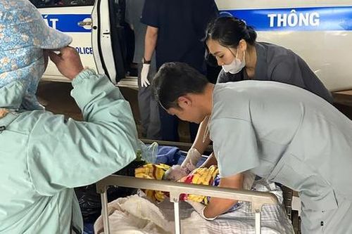 Sản phụ sinh con trên xe đặc chủng của CSGT Lâm Đồng