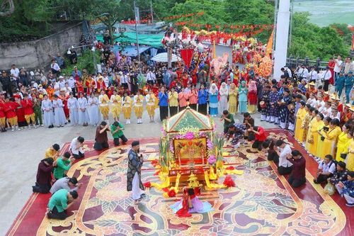 Khai thác tiềm năng du lịch để phát triển