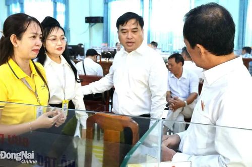 Cán bộ Bưu điện tỉnh Đồng Nai tận tâm hỗ trợ người dân trong ngày đầu thực hiện chính quyền địa phương 2 cấp