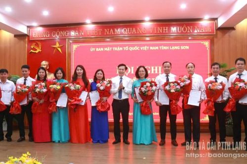 Công bố quyết định về công tác tổ chức, cán bộ của cơ quan Ủy ban MTTQ Việt Nam tỉnh