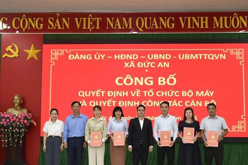 Xã Đức An công bố các quyết định về tổ chức và cán bộ