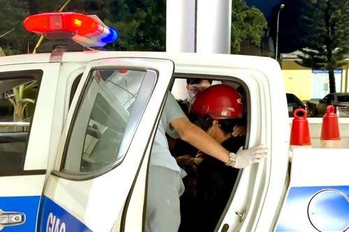 CSGT Lâm Đồng giúp một sản phụ sinh con an toàn trên xe đặc chủng
