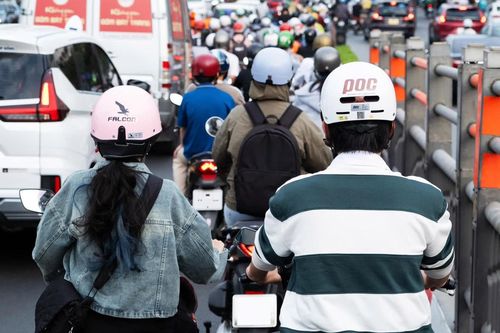 Sử dụng mũ bảo hiểm và phụ tùng xe máy giả nguy hiểm như thế nào?