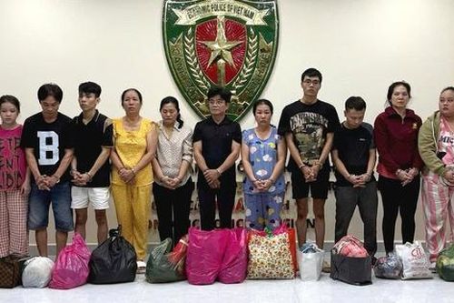 TP.HCM: Bắt cặp vợ chồng cầm đầu đường dây sản xuất 70.000 chai dầu gió giả