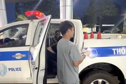 Trên đường đến bệnh viện, sản phụ sinh con ngay trên xe CSGT