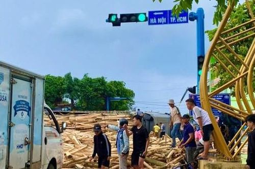 Xe chở gỗ keo bị lật khiến nam sinh đi đường tử vong