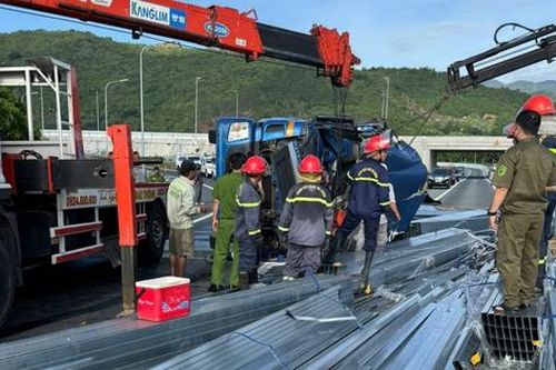 Bản tin TNGT 1/7: Xe tải chở thép lật ở Khánh Hòa, hai người tử vong