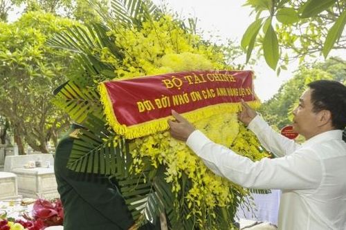 Bộ trưởng Nguyễn Văn Thắng dâng hương, tưởng niệm Liệt sĩ Phạm Văn Khang và đồng đội tại Tuyên Quang