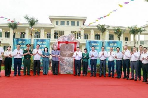 Bộ trưởng Bộ Tài chính Nguyễn Văn Thắng gắn biển Công trình chào mừng Kỷ niệm 80 năm Ngày Truyền thống ngành Tài chính Việt Nam