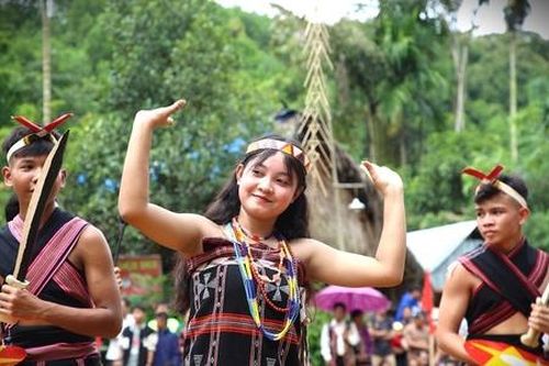 Đồng bào Cơ Tu ở Tà Lu khát vọng vươn cao từ du lịch kết hợp nghề truyền thống